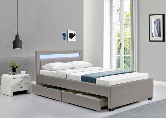 Çöplü Yatak'ın dört çıkartılabilir depolama çekmecesine ve başlıkta LED lambalarına sahiptir.